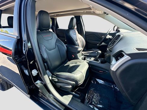 Used 2018 Jeep Cherokee Trailhawk w/ Quick Order Package 27L image 28