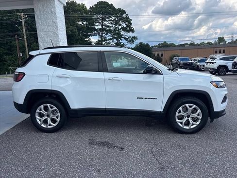Used 2025 Jeep Compass Latitude w/ Sun & Sound Group AWD/4WD image 21