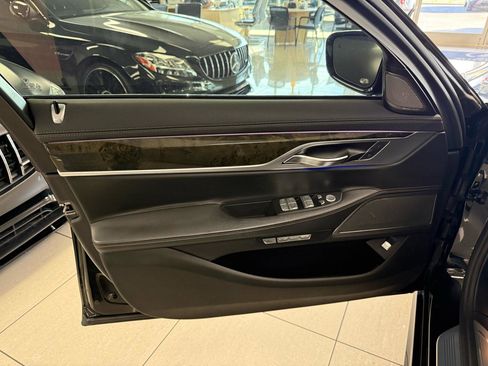 Used 2018 BMW 750i image 9