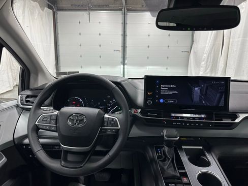 Used 2025 Toyota Sienna XLE image 16