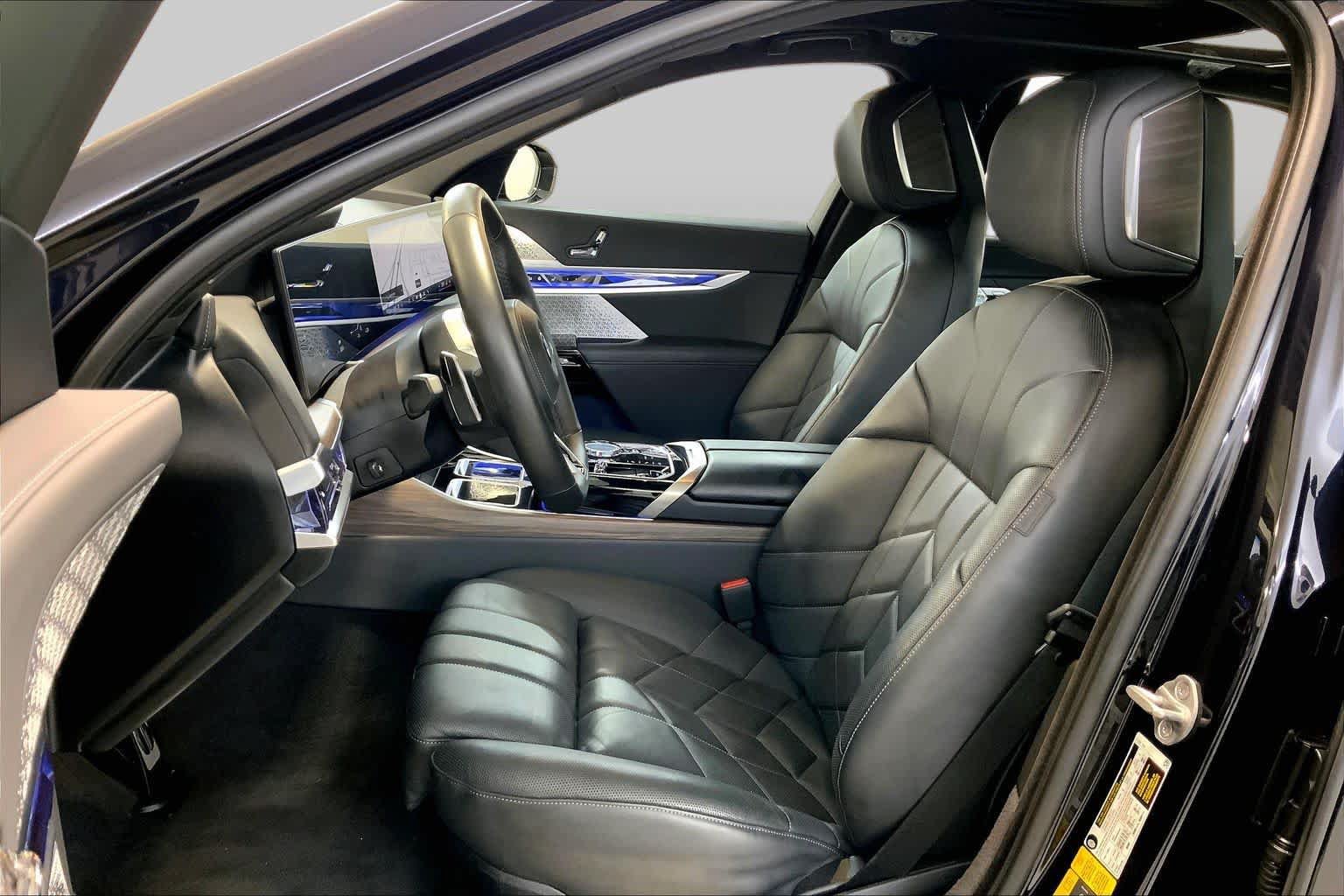 Used 2023 BMW i7 xDrive60 w/ Executive Package 2 AWD/4WD image 7
