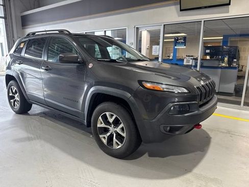 Used 2015 Jeep Cherokee Trailhawk w/ Comfort/Convenience Group AWD/4WD image 3