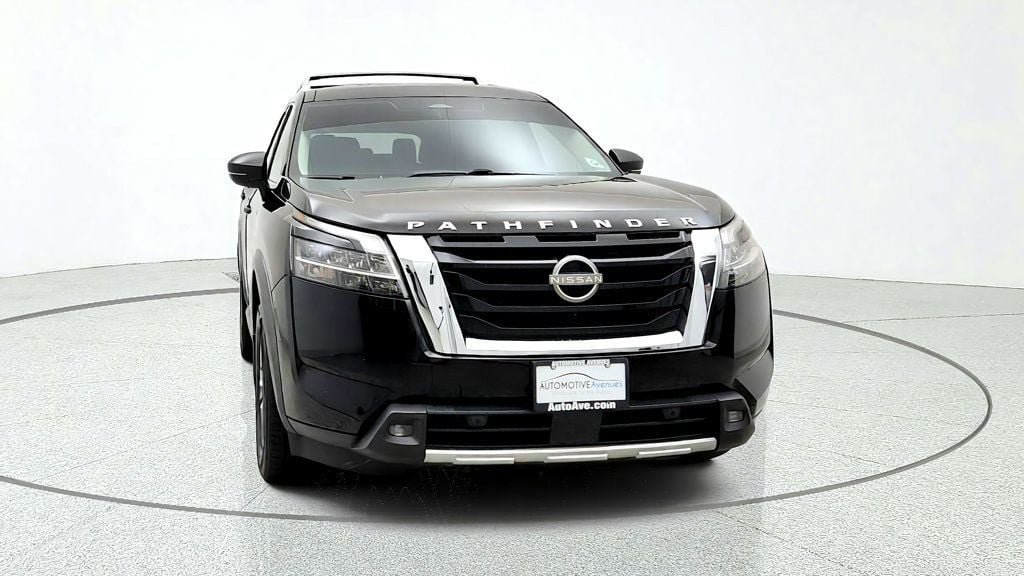 Used 2022 Nissan Pathfinder SL AWD/4WD image 2