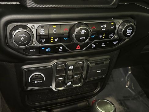 Used 2023 Jeep Wrangler Unlimited Sahara w/ Cold Weather Group AWD/4WD image 27