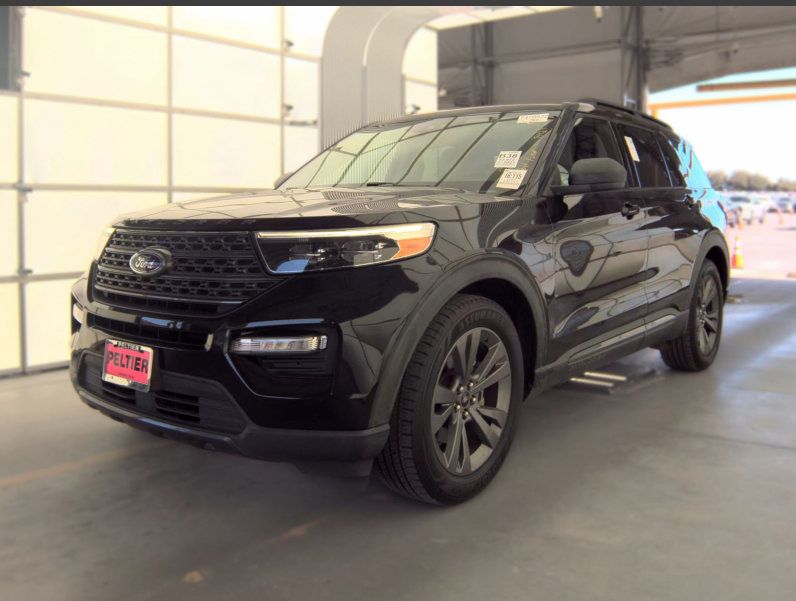 Used 2021 Ford Explorer XLT w/ Equipment Group 202A RWD image 3