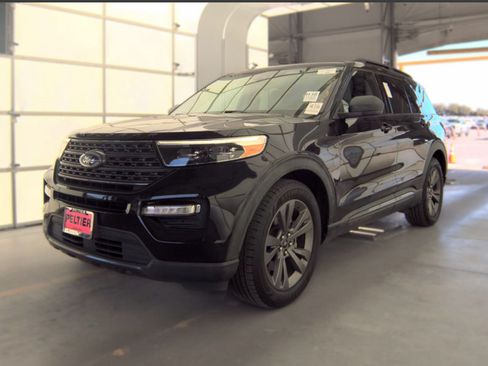 Used 2021 Ford Explorer XLT w/ Equipment Group 202A RWD image 3