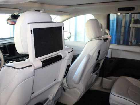 Used 2017 Chrysler Pacifica Platinum FWD image 8