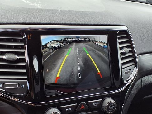 Used 2021 Jeep Grand Cherokee Laredo X image 8