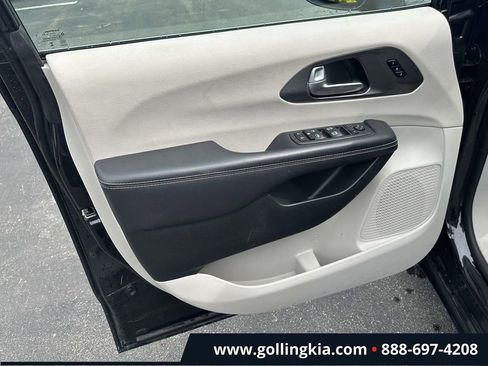 Used 2023 Chrysler Pacifica Touring-L FWD image 13