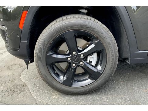 Used 2024 Jeep Grand Cherokee L Limited w/ Luxury Tech Group II AWD/4WD image 10