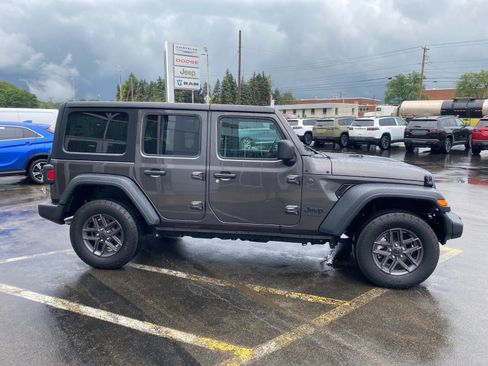 Used 2024 Jeep Wrangler Unlimited Sport AWD/4WD image 6