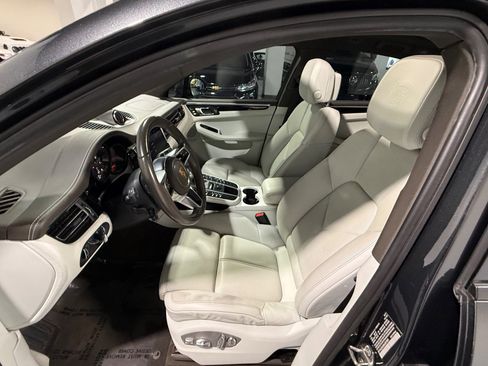 Used 2021 Porsche Macan AWD/4WD image 36
