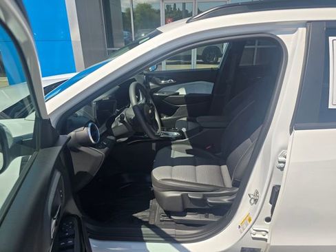 Used 2024 Chevrolet Trax LT FWD image 9
