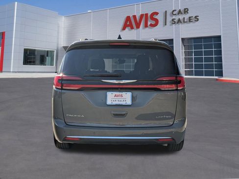 Used 2023 Chrysler Pacifica Limited image 5