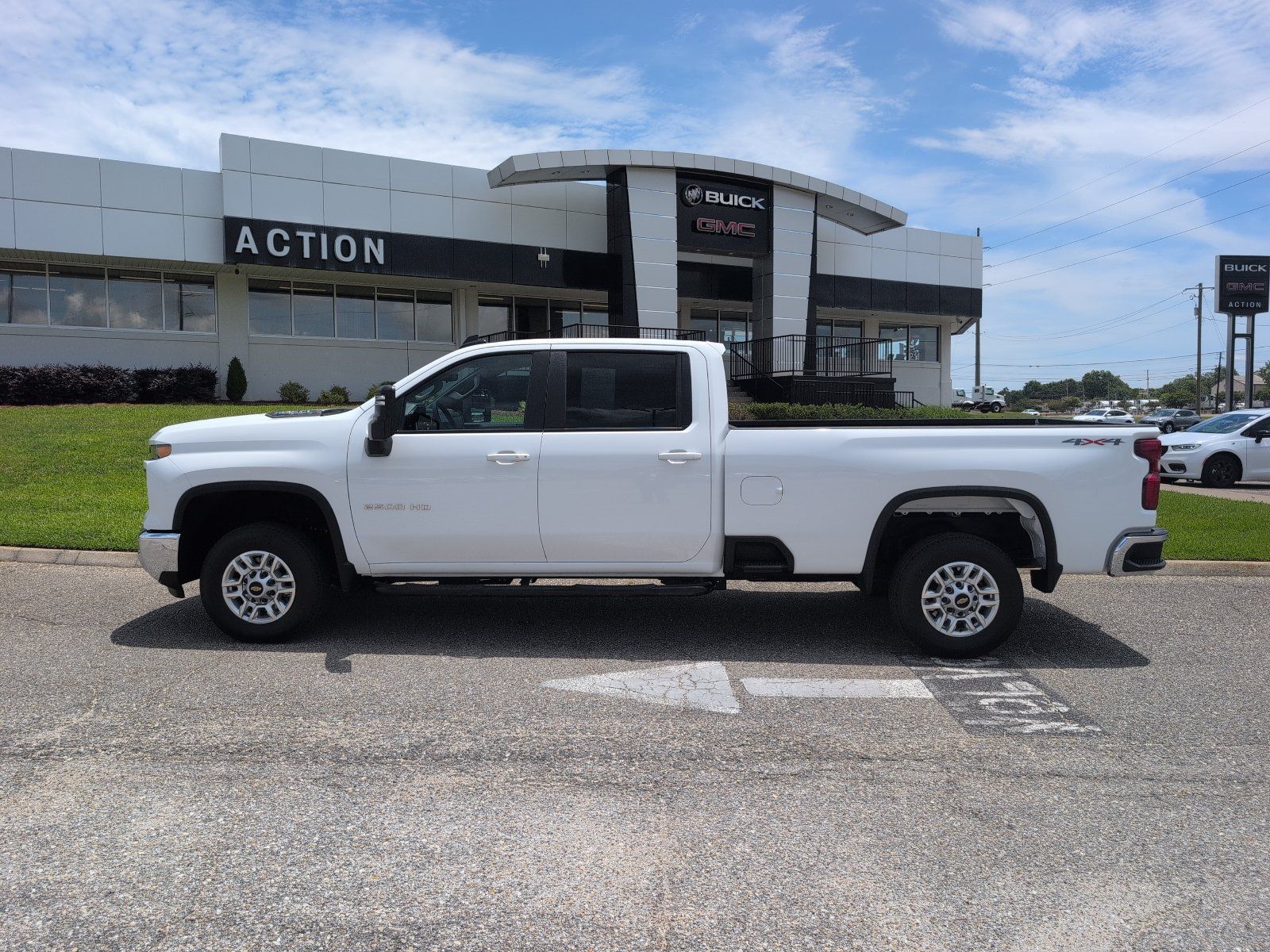 Used 2025 Chevrolet Silverado 2500 LT w/ Convenience Package AWD/4WD image 2