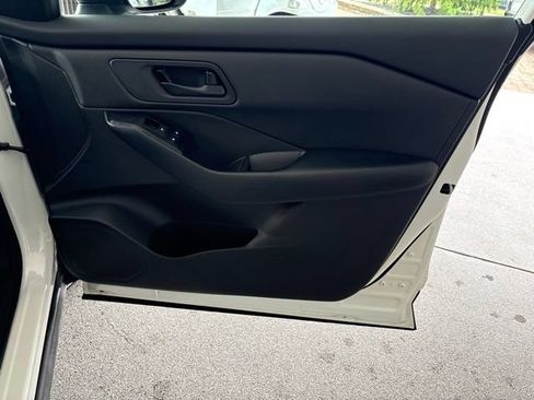 Used 2024 Nissan Rogue S FWD image 9
