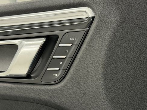 Certified 2025 Porsche Macan image 30