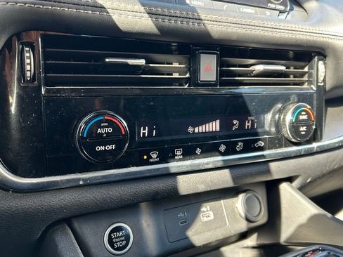 Used 2023 Nissan Rogue SV image 32