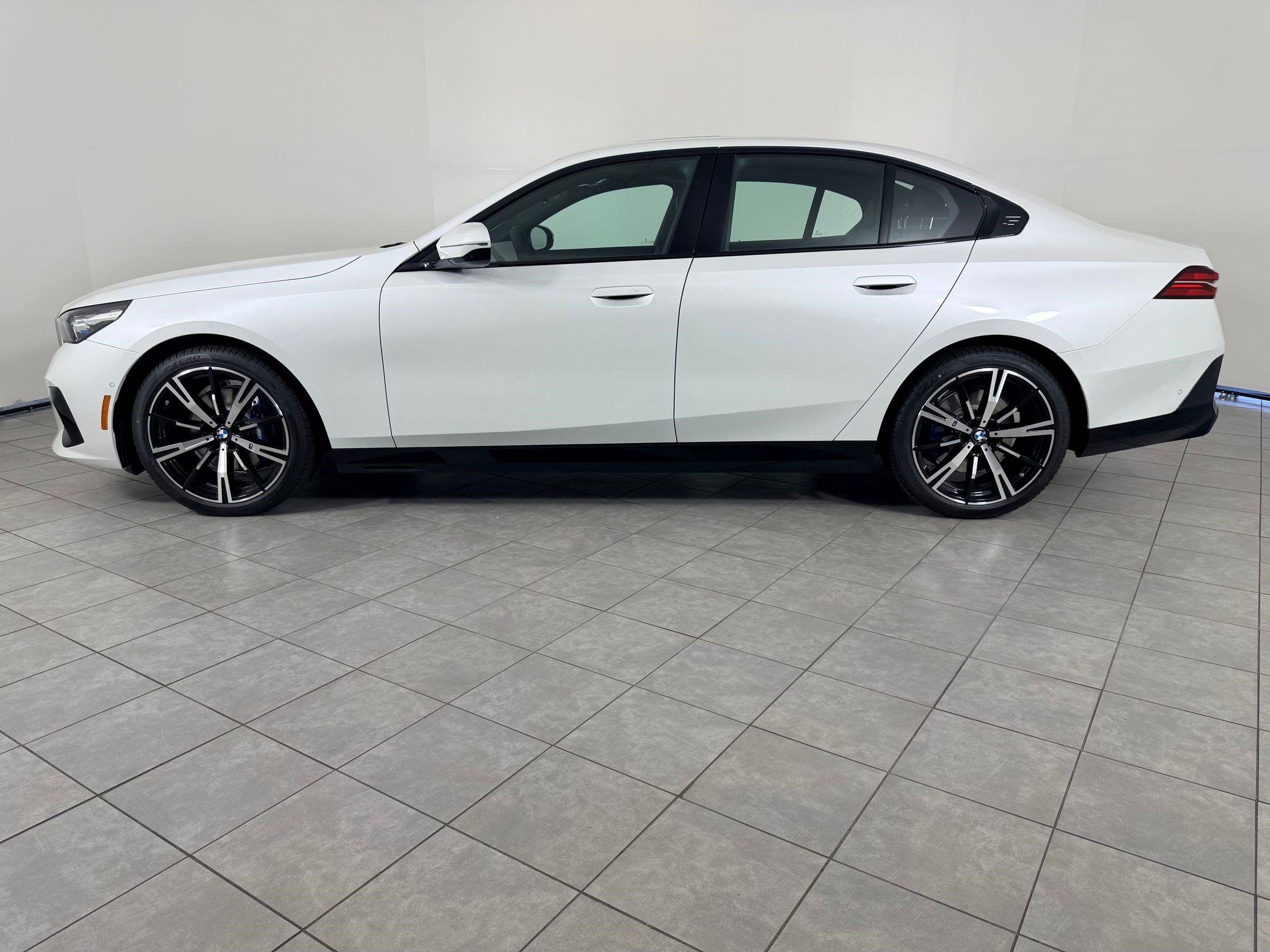 Used 2026 BMW 530i w/ M Sport Package RWD image 2