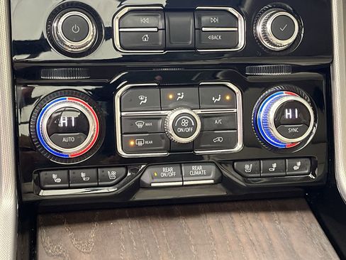 Used 2021 GMC Yukon XL Denali w/ Denali Premium Package image 25