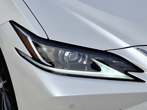 Used 2024 Lexus ES 250 w/ Premium Package image 9