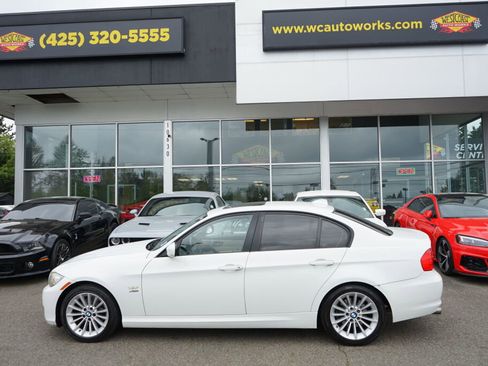 Used 2011 BMW 328i xDrive Sedan AWD/4WD image 2