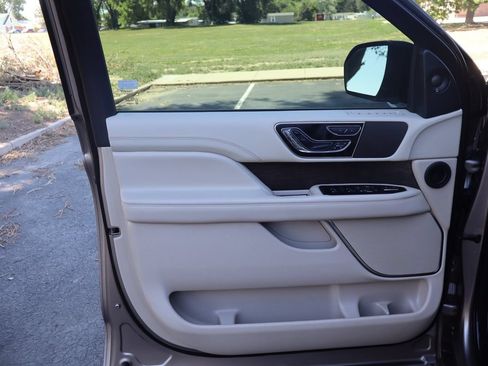 Used 2018 Lincoln Navigator Reserve w/ Technology Package AWD/4WD image 25