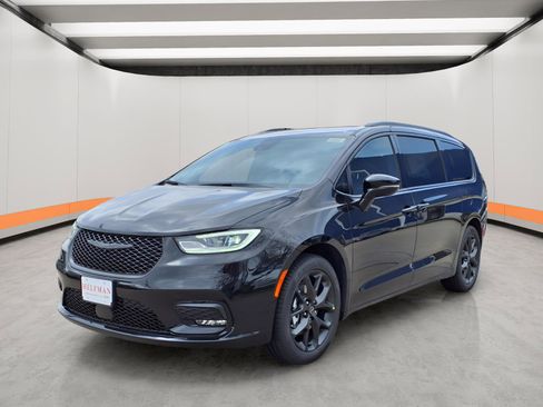 New 2026 Chrysler Pacifica Select image 3