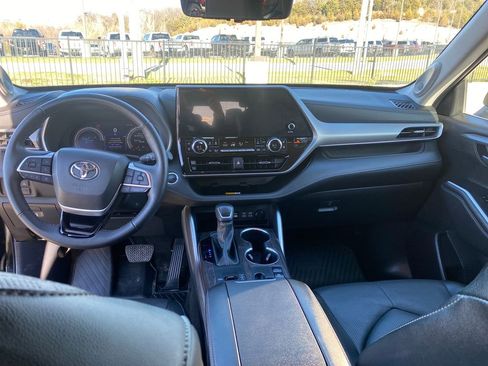 Used 2024 Toyota Highlander Platinum image 14