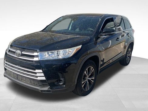 Used 2018 Toyota Highlander LE image 1