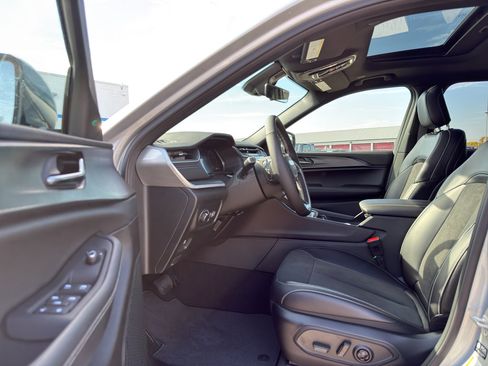 New 2025 Jeep Grand Cherokee L Altitude image 10