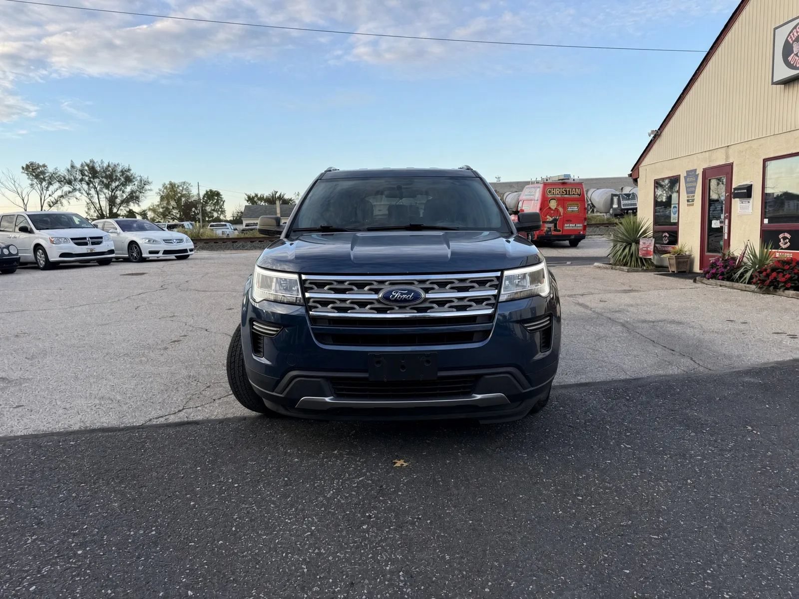 Used 2018 Ford Explorer XLT AWD/4WD image 2