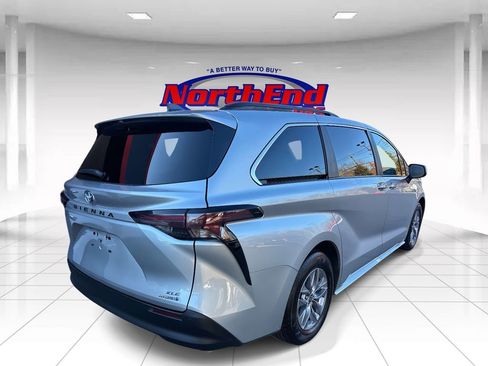 Used 2024 Toyota Sienna XLE image 3