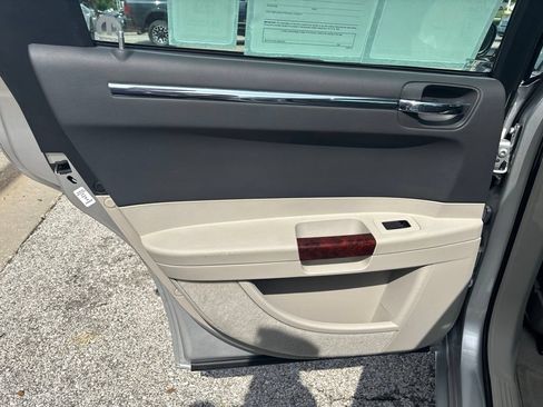 Used 2005 Chrysler 300 C w/ Sound Group II RWD image 34