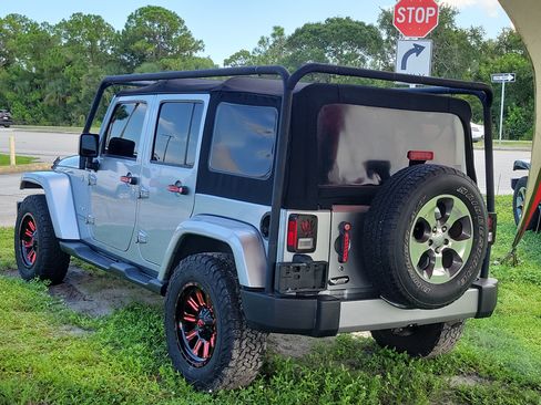Used 2018 Jeep Wrangler Unlimited Sahara AWD/4WD image 3