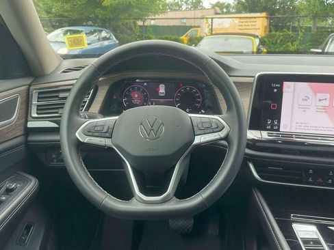 Used 2025 Volkswagen Atlas SEL AWD/4WD image 17