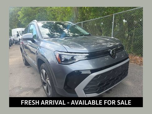 Used 2025 Volkswagen Taos SE AWD/4WD image 1