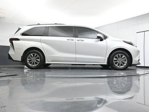 Used 2024 Toyota Sienna XLE FWD image 34