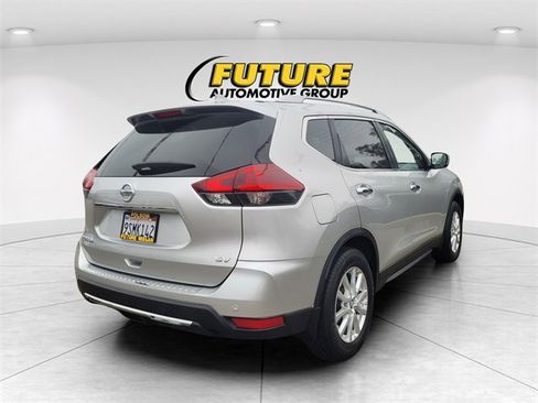 Used 2019 Nissan Rogue SV image 4