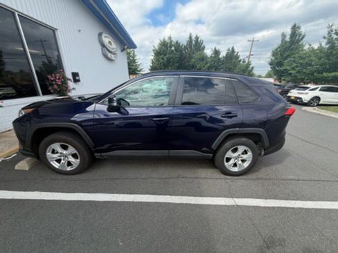 Used 2021 Toyota RAV4 XLE w/ Convenience Package FWD image 7