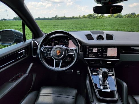 Used 2019 Porsche Cayenne S w/ Premium Package AWD/4WD image 19