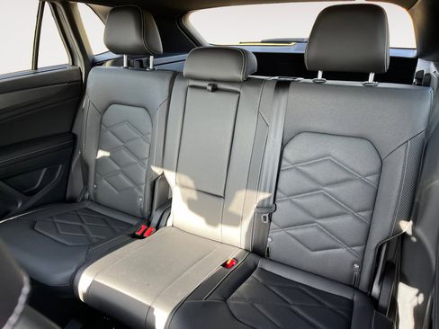 Certified 2025 Volkswagen Atlas Cross Sport SE w/ Panoramic Sunroof Package AWD/4WD image 16