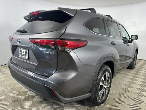 Used 2021 Toyota Highlander XLE AWD/4WD image 12