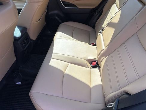 Used 2022 Toyota RAV4 XLE Premium image 9