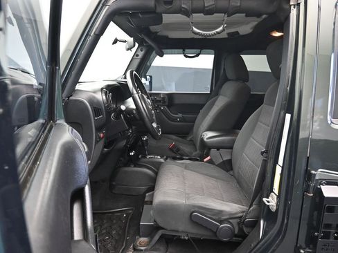 Used 2012 Jeep Wrangler Unlimited Sahara image 10