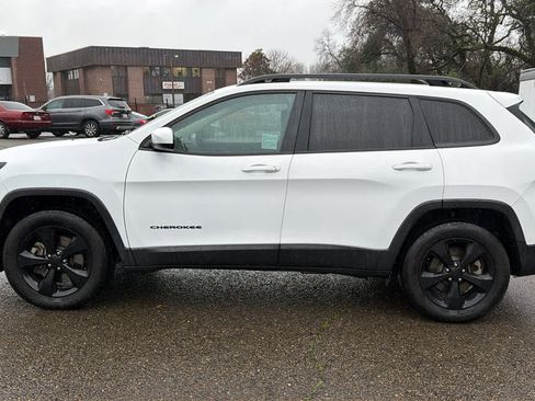 Used 2018 Jeep Cherokee Latitude w/ Altitude Package image 8