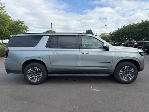 Used 2025 Chevrolet Suburban Z71 AWD/4WD image 2