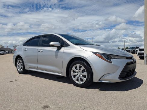 Used 2023 Toyota Corolla LE image 2