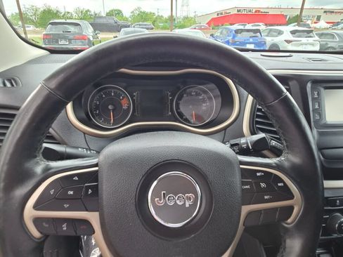 Used 2018 Jeep Cherokee Latitude w/ Cold Weather Group AWD/4WD image 36