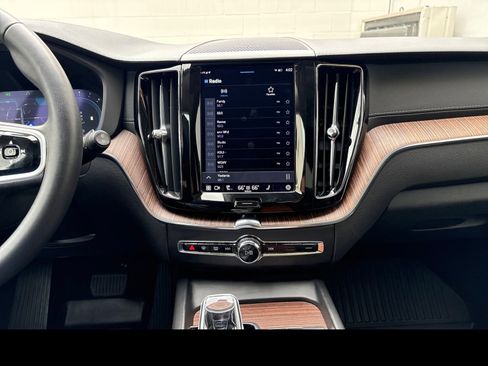 Certified 2023 Volvo XC60 B5 Ultimate w/ Climate Package AWD/4WD image 17